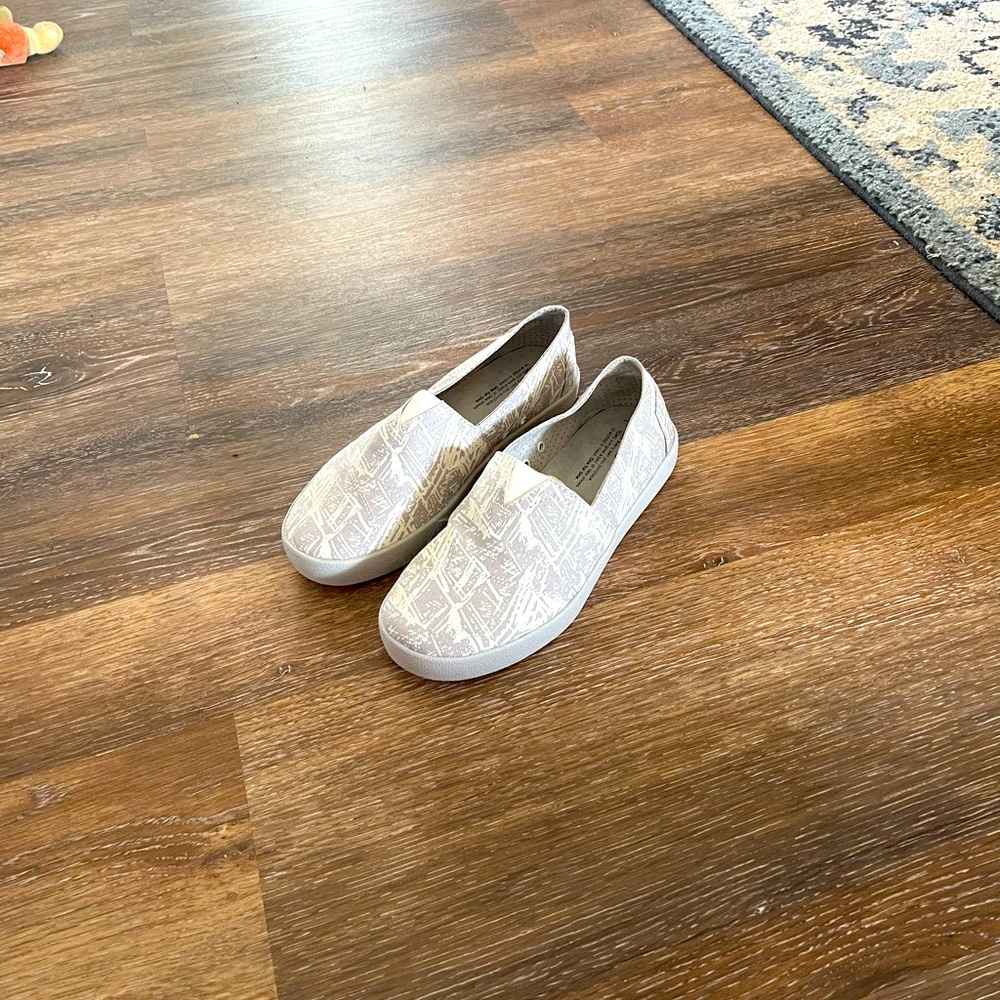 TOMS Avalon Sneaker White Scratch Print New